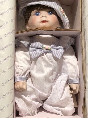 Vintage Hamilton Heritage 17” 1992 Danielle Porcelain doll In Box